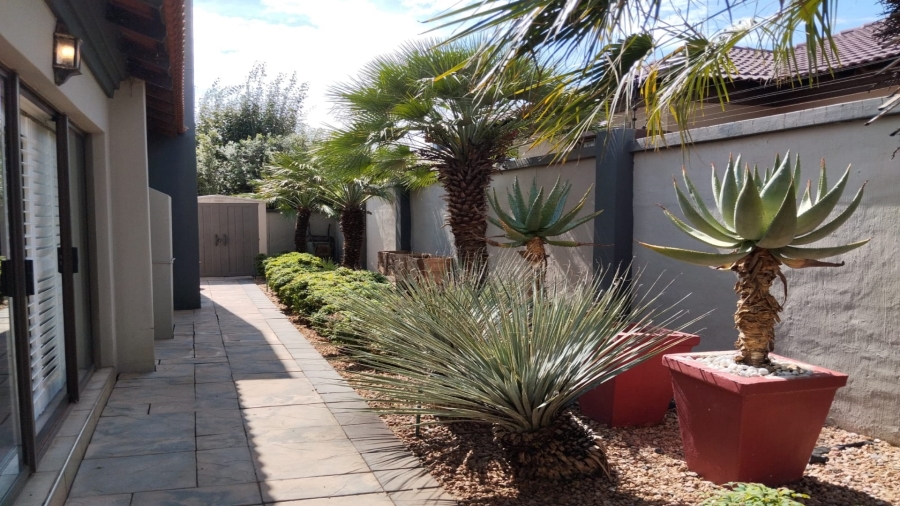 5 Bedroom Property for Sale in Van Der Hoff Park North West